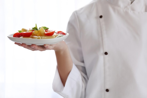 Osoba przekazująca talerz jedzenia